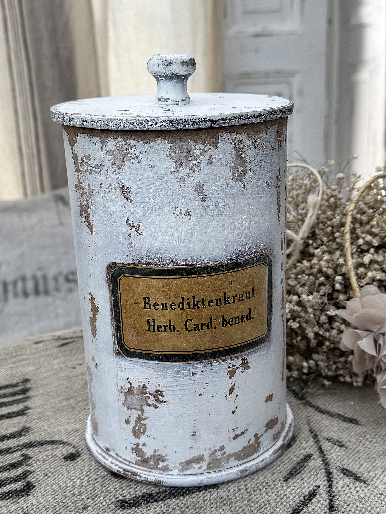 Dekorative Dose zur Aufbewahrung von Benediktenkraut mit vintage Stil