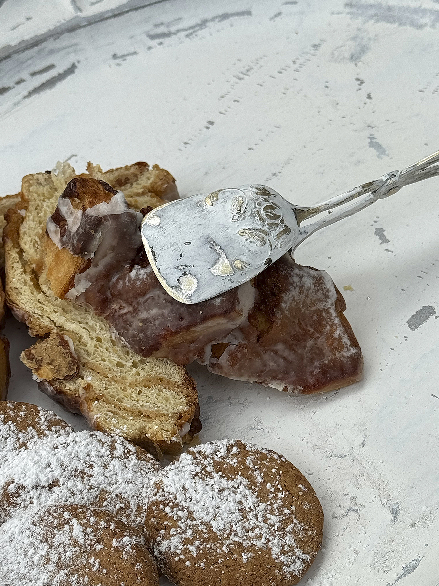 Ein Stück Zuckerglasur überzogenes Gebäck und Lebkuchen mit Puderzucker