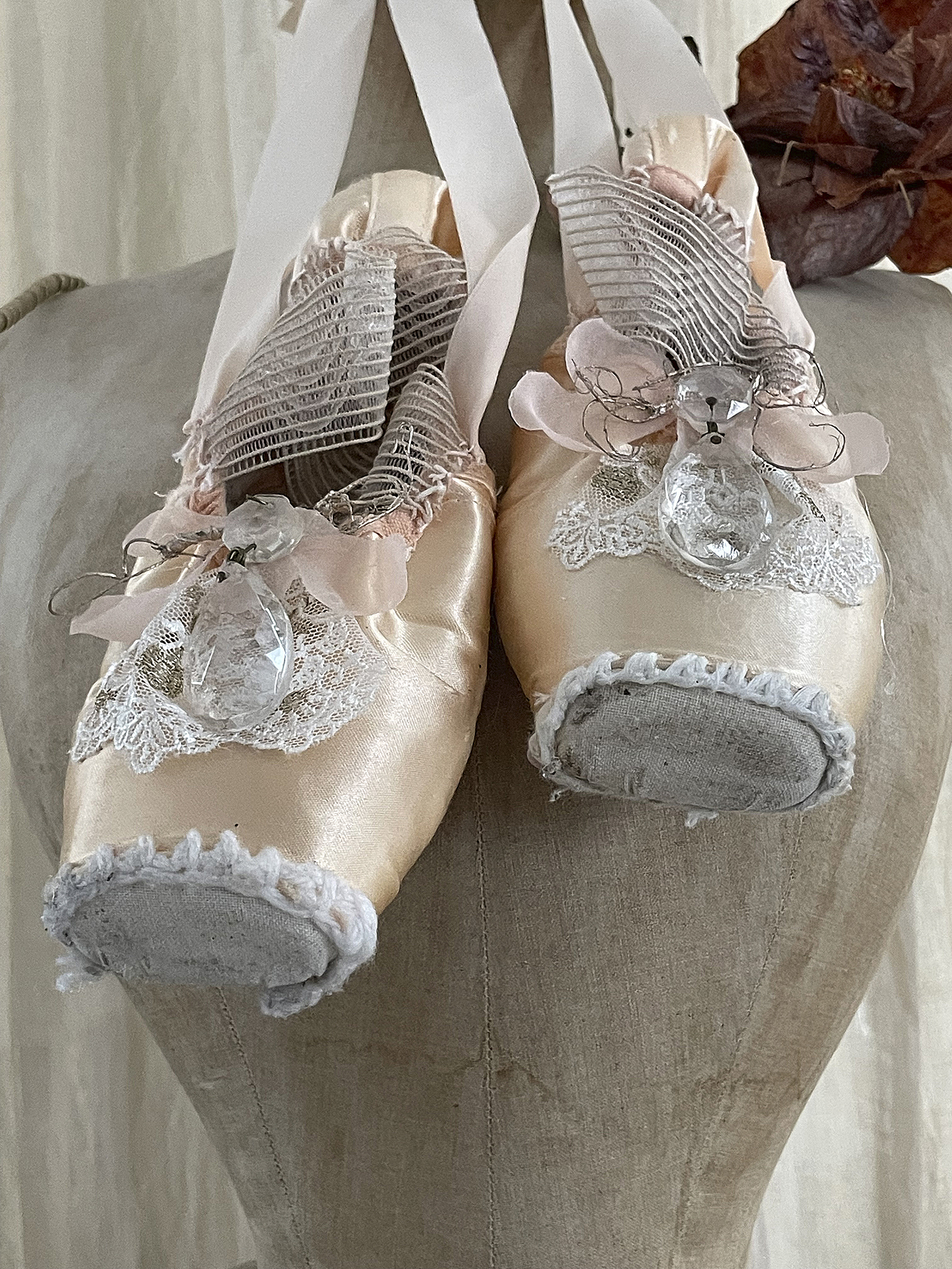 Alte Ballettschuhe mit antiken Kristallen***