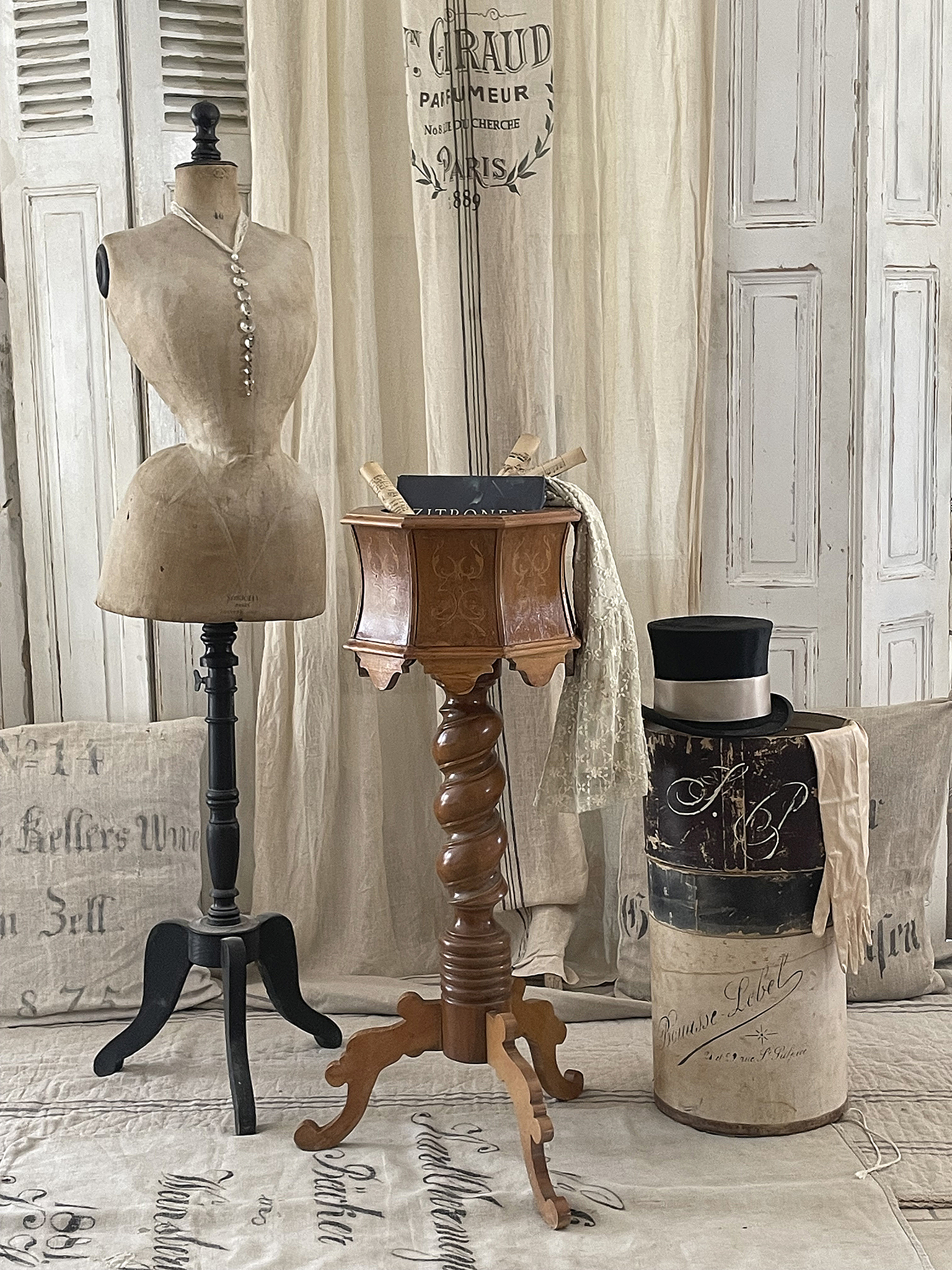 Vintage Deko mit Mannequin, Tisch und stilvollen Accessoires