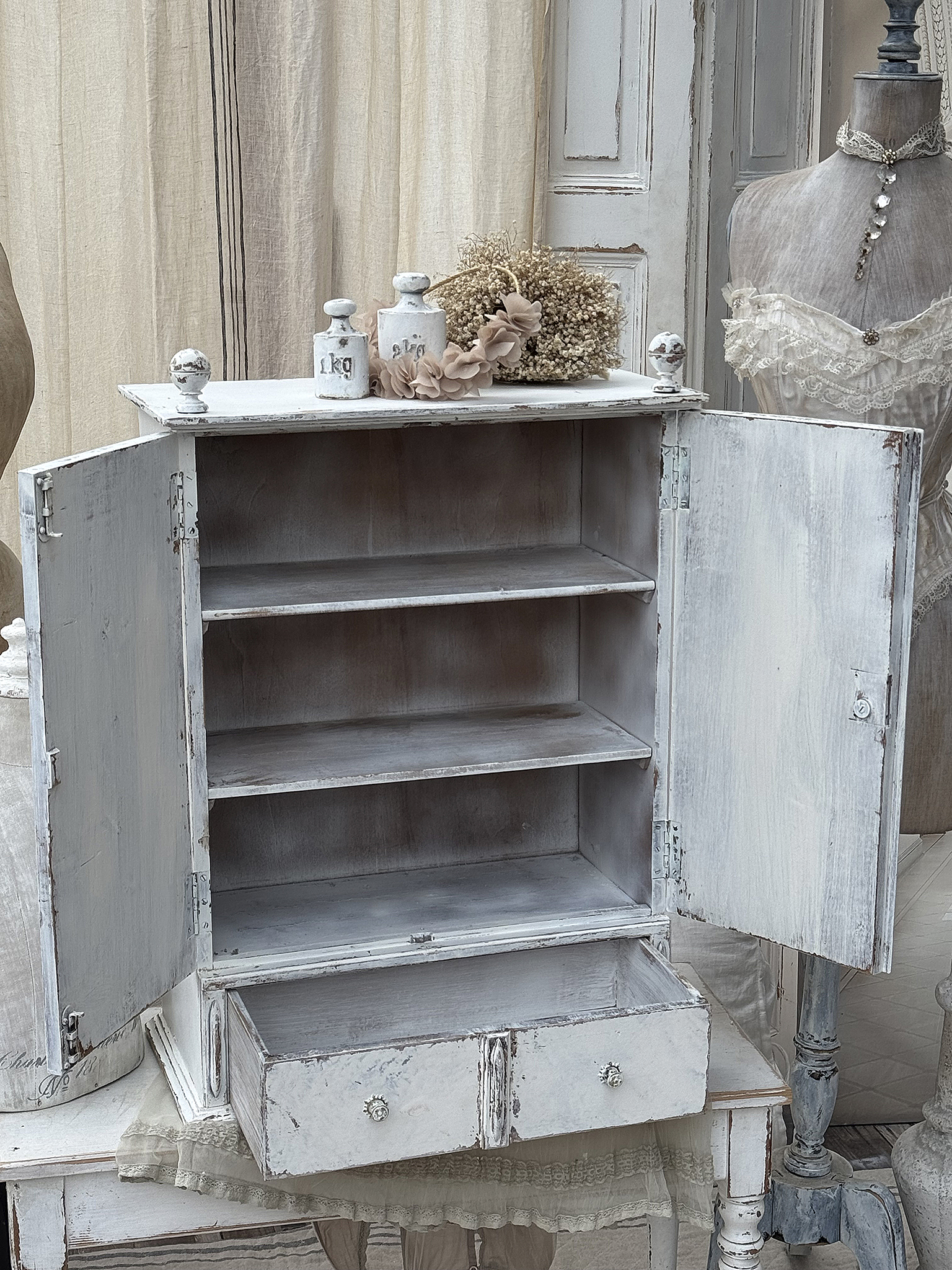 Antiker Shabby-Beistellschrank***