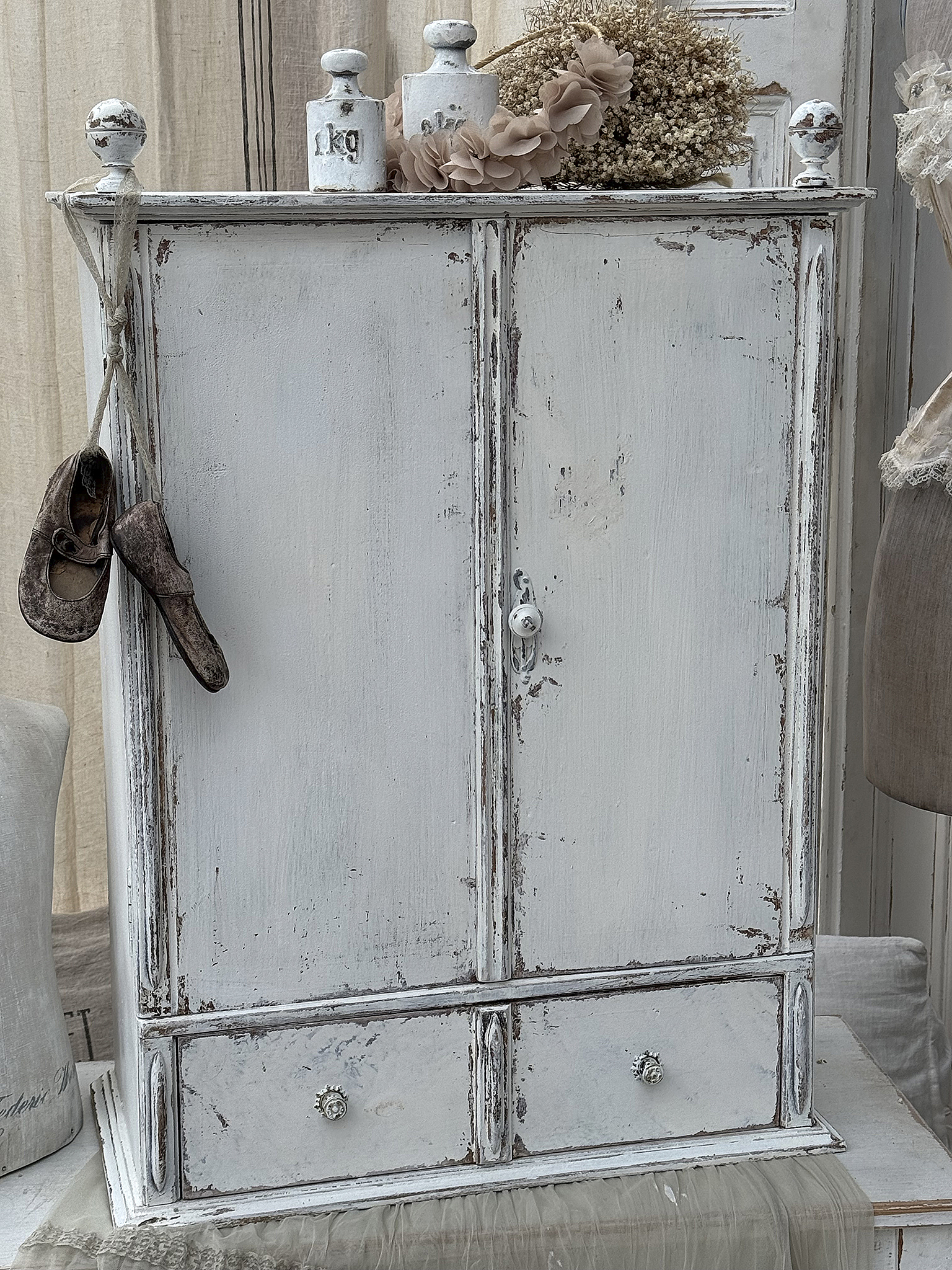 Antiker Shabby-Beistellschrank***