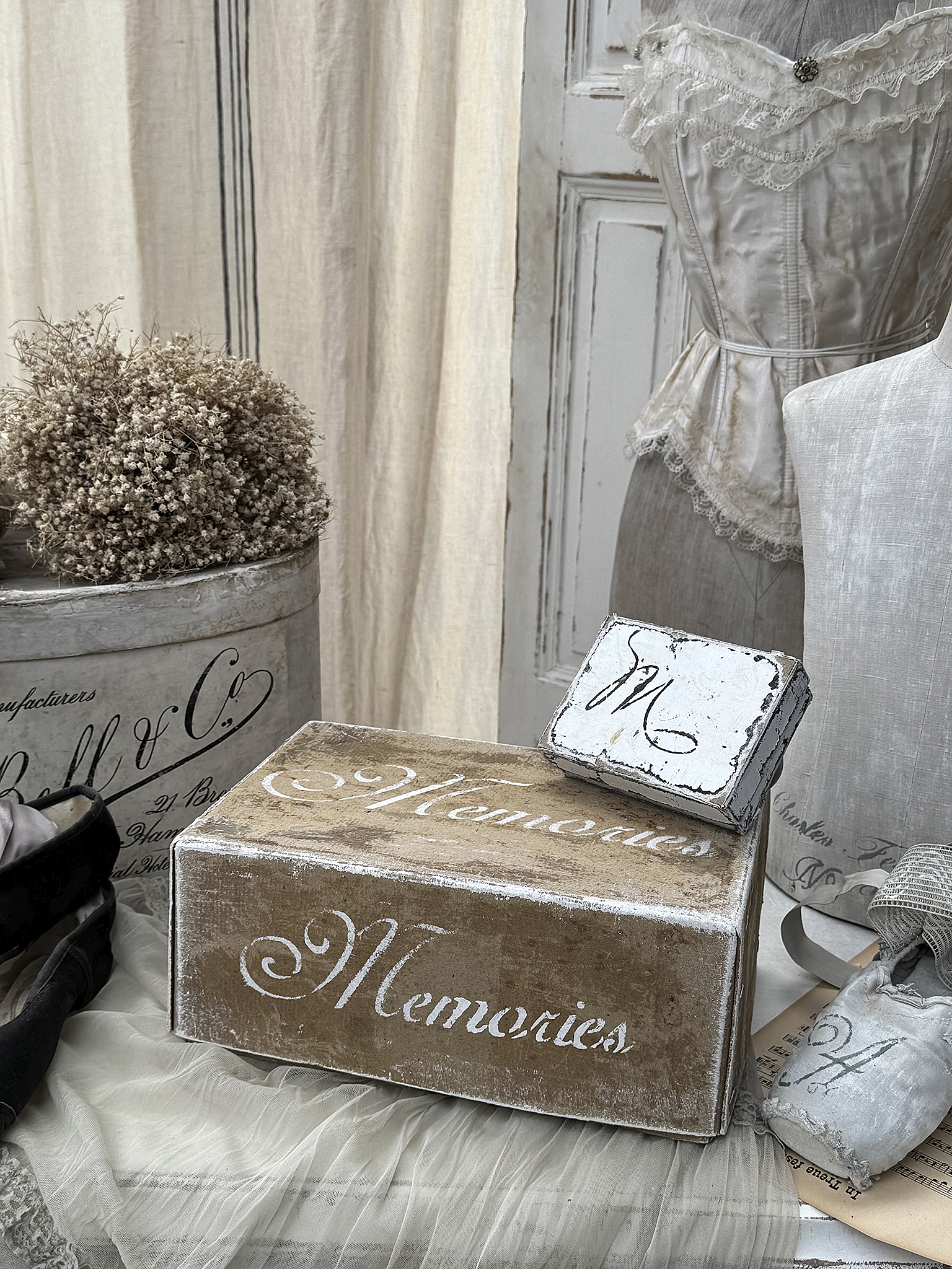 Stilvolle Box mit dem Aufdruck 'Memories' und vintage Dekoration