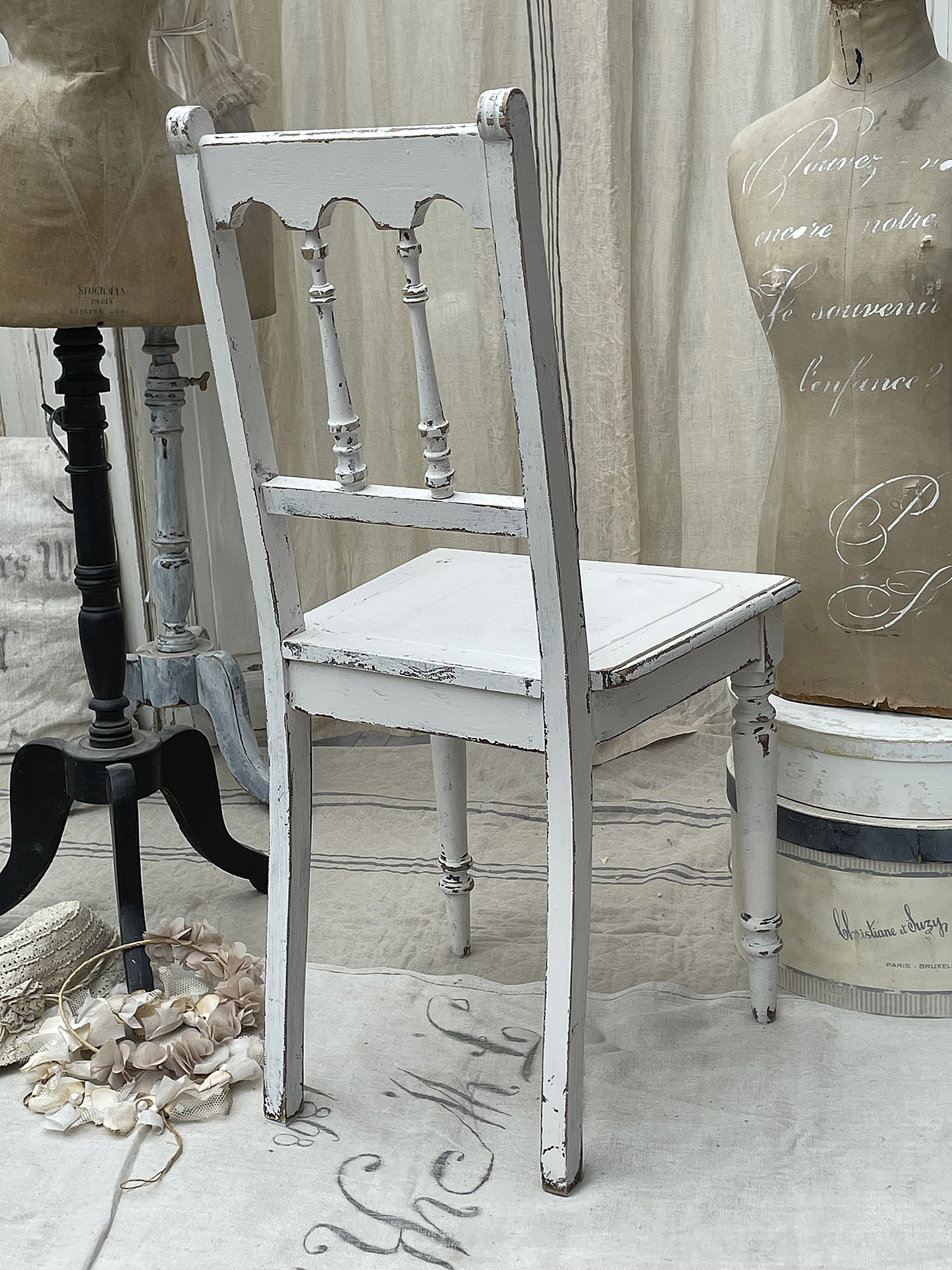 Antiker Shabby-Stuhl in hellen-creme-weiß***