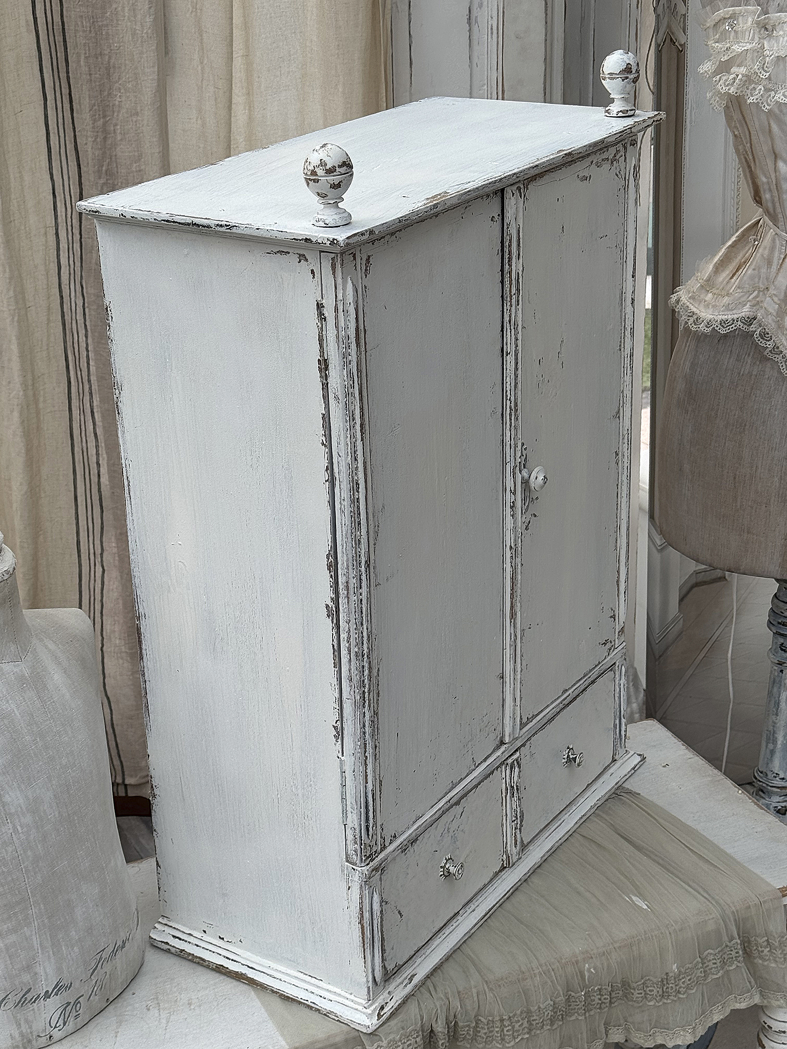 Antiker Shabby-Beistellschrank***