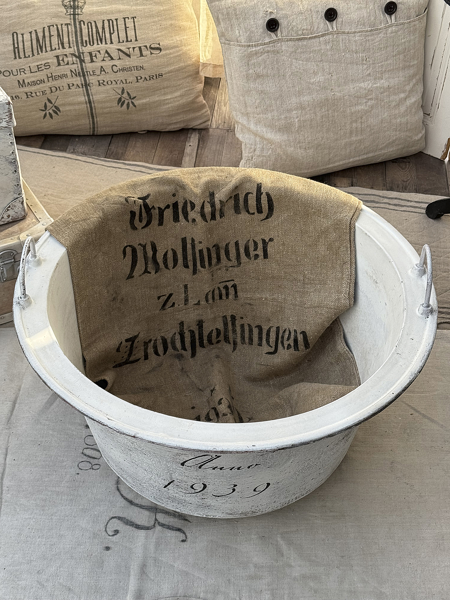 Weiße, antike Schüssel mit einem Sack von Friedrich Molinger, z. l. m. Zroghtelfingen, Jahr 1939.