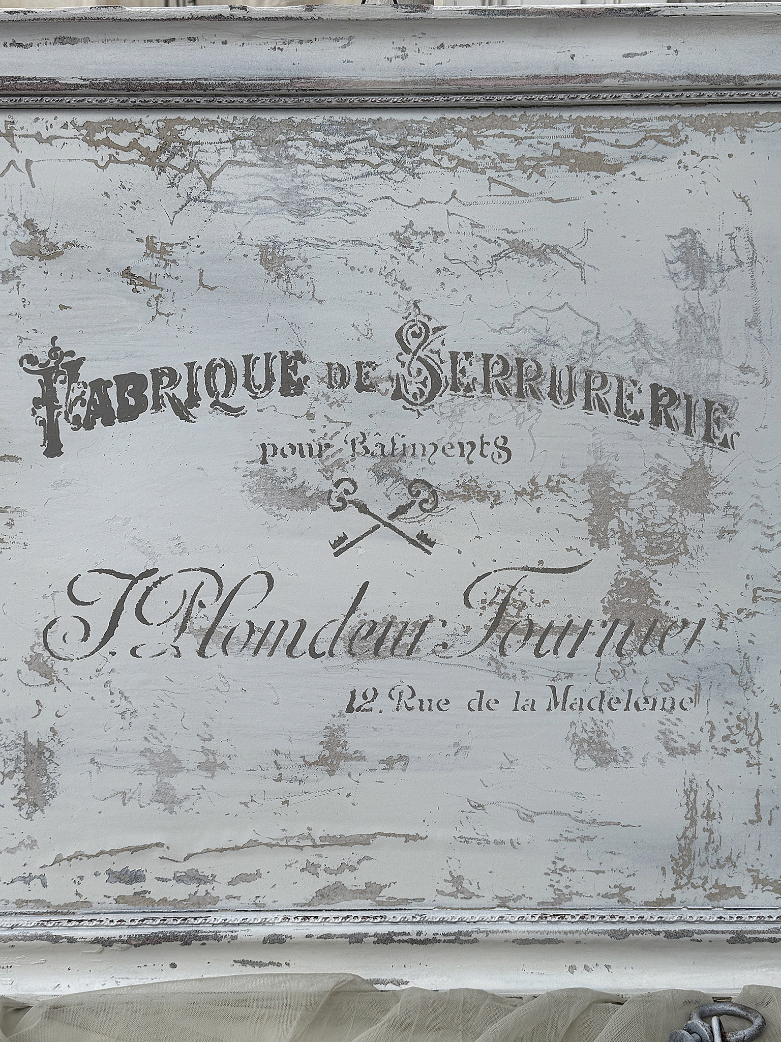 Vintage Schild mit der Aufschrift Fabrique de Serrurerie pour Bâtiments und J. Plomden Fournier, 12 Rue de la Madeleine