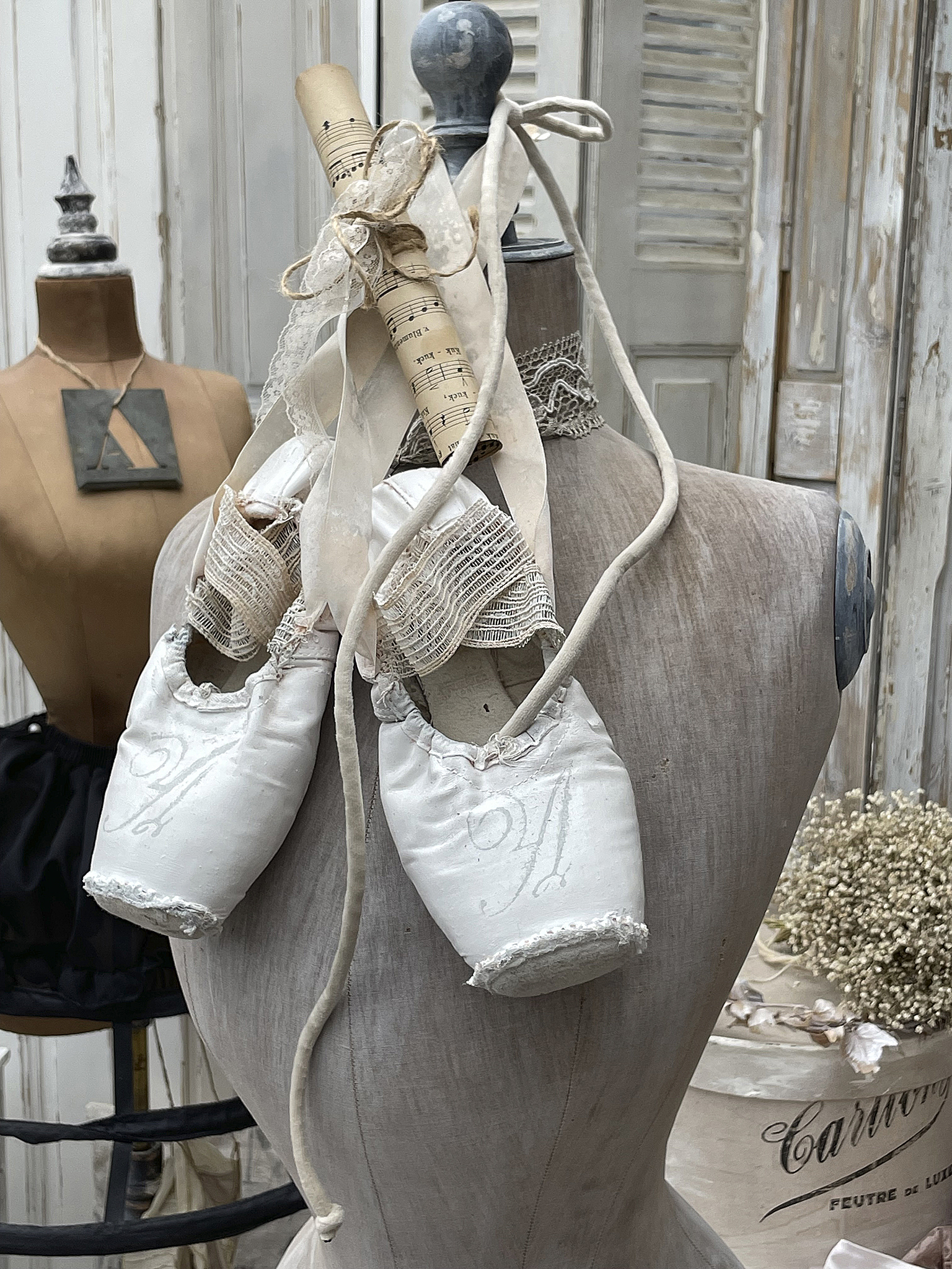 Alte Spitzenschuhe im weißen Vintagekleid mit Notenblatt***