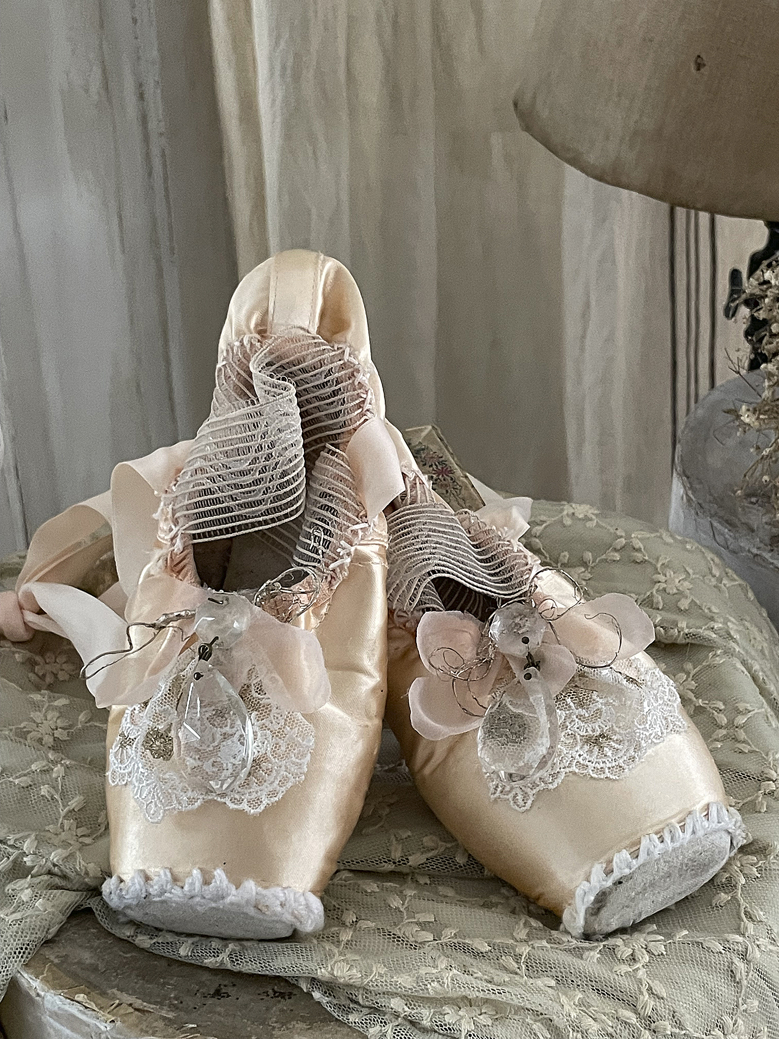 Alte Ballettschuhe mit antiken Kristallen***