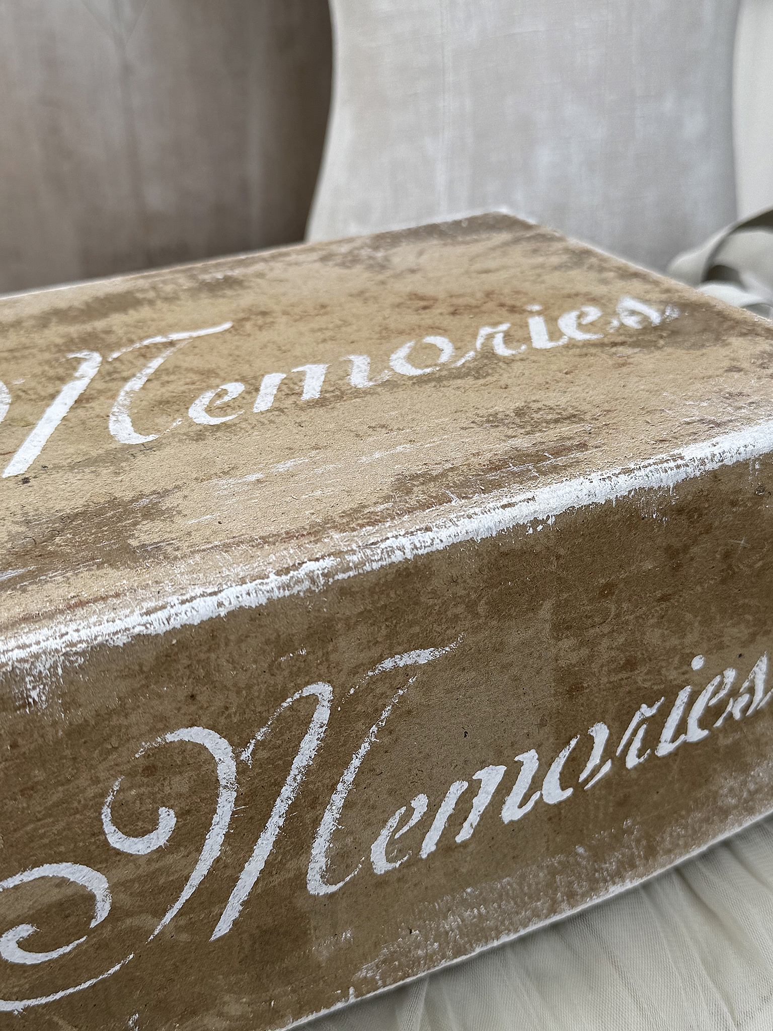 Dekorative Aufbewahrungsbox mit dem Wort 'Memories' in eleganter Schrift