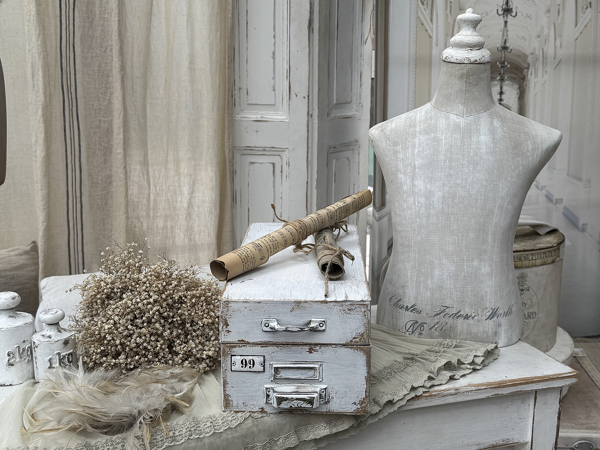 Schmuckstück im Vintage-Stil: Mannequin, Trockenblumen und alte Aufbewahrungsboxen