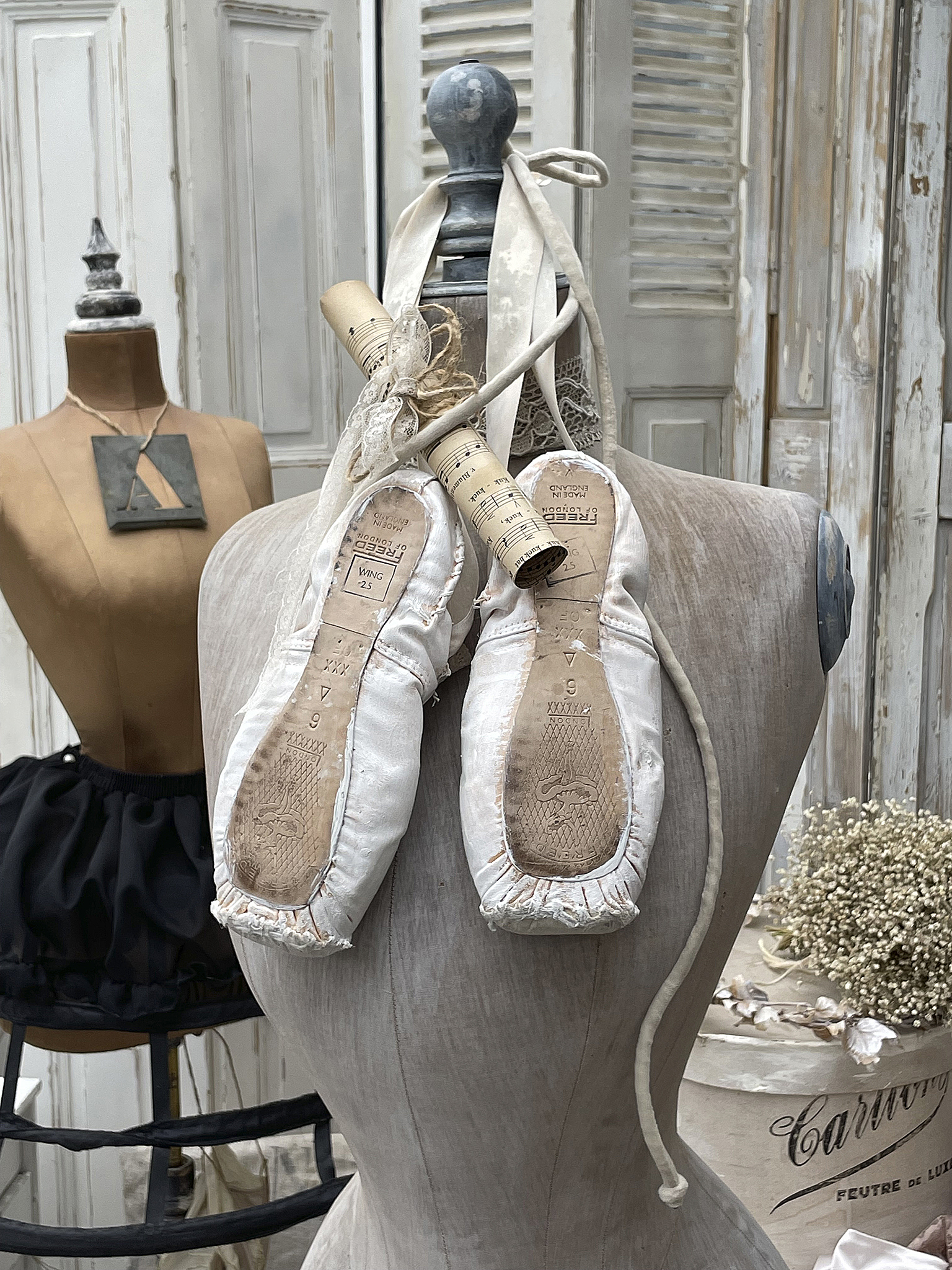 Alte Spitzenschuhe im weißen Vintagekleid mit Notenblatt***