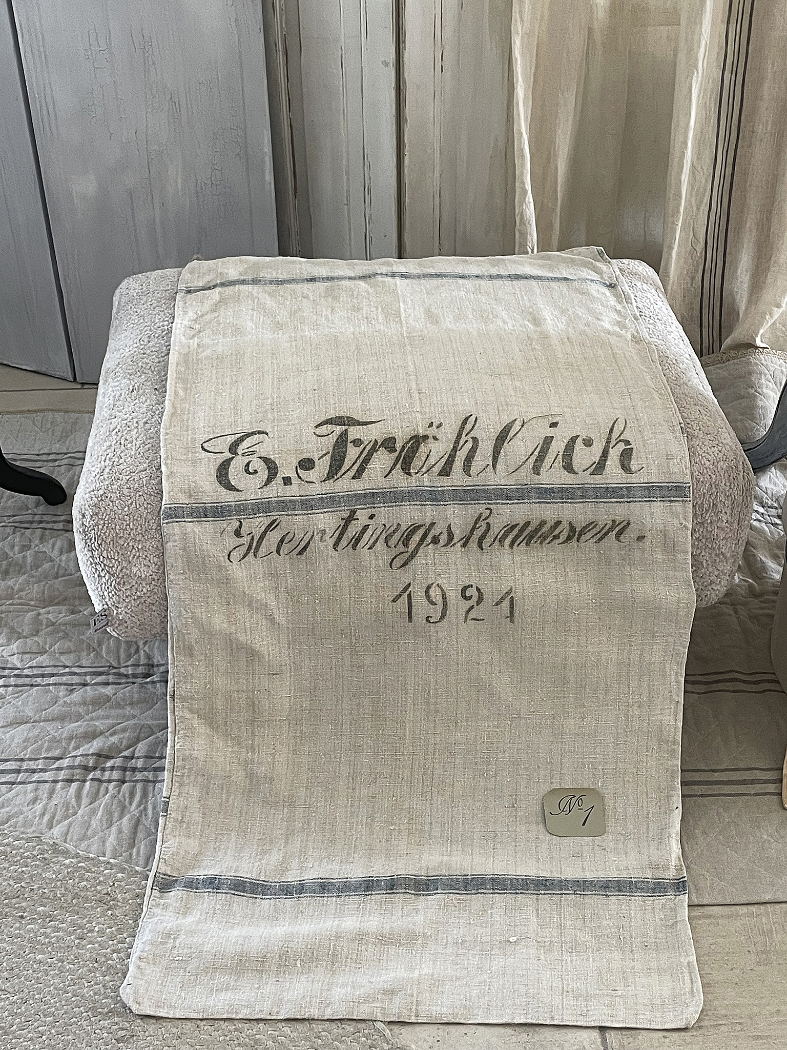 Vintage Tischdecke mit dem Namen E. Trählick und dem Jahr 1921, rustikaler Stil