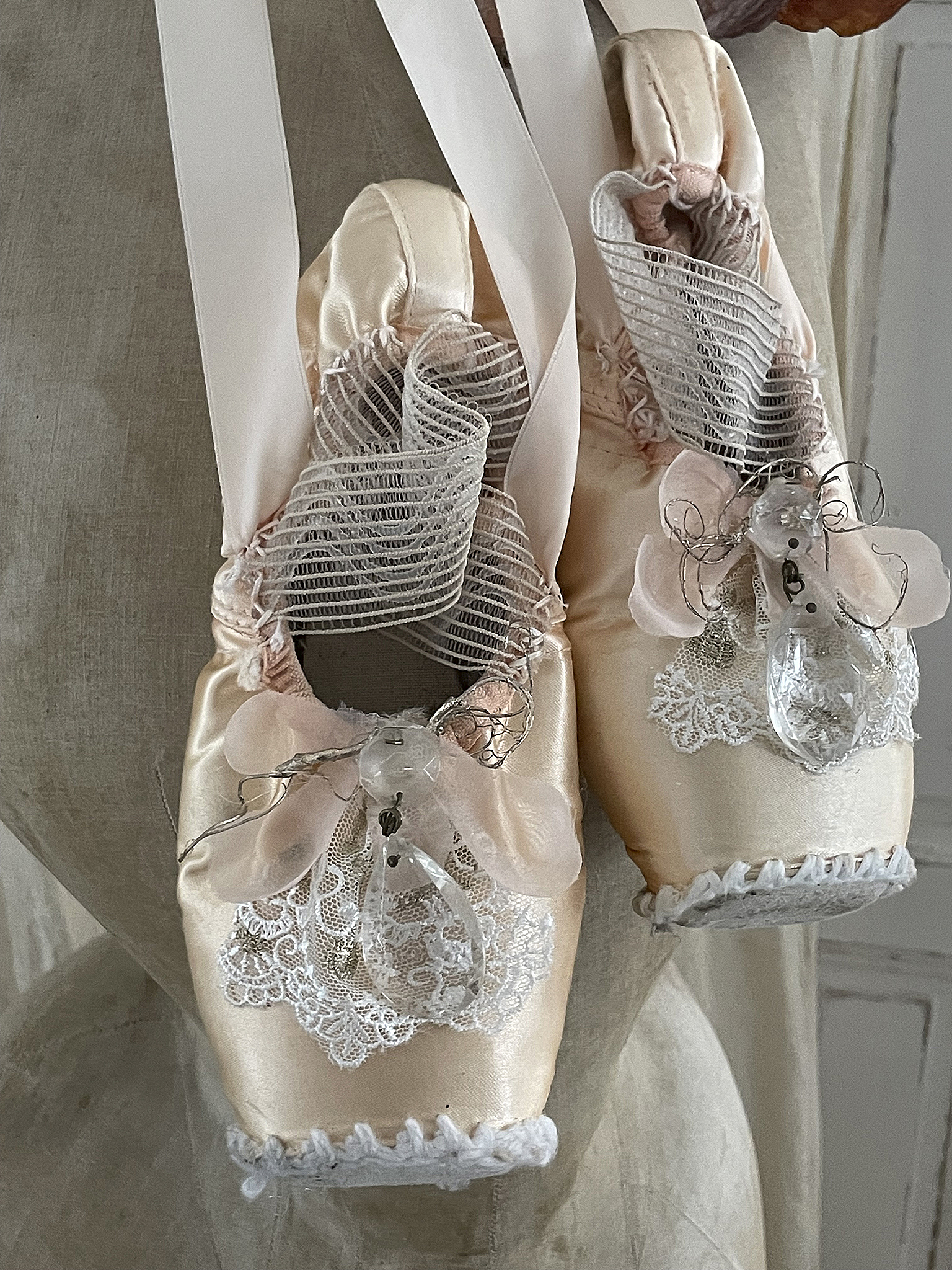 Alte Ballettschuhe mit antiken Kristallen***