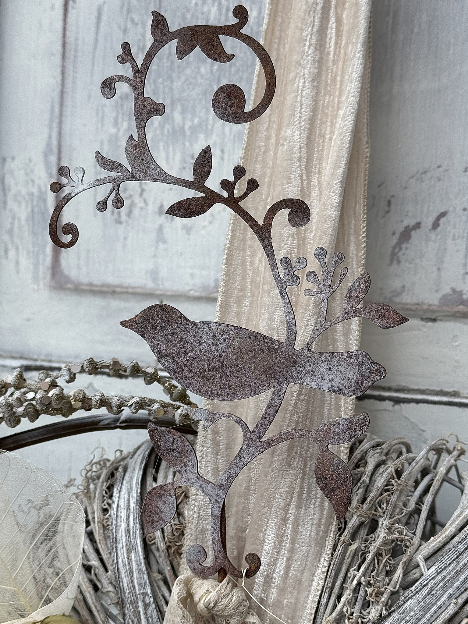 Metallornament mit Vogel und Pflanzen, ideal für Wohnaccessoires