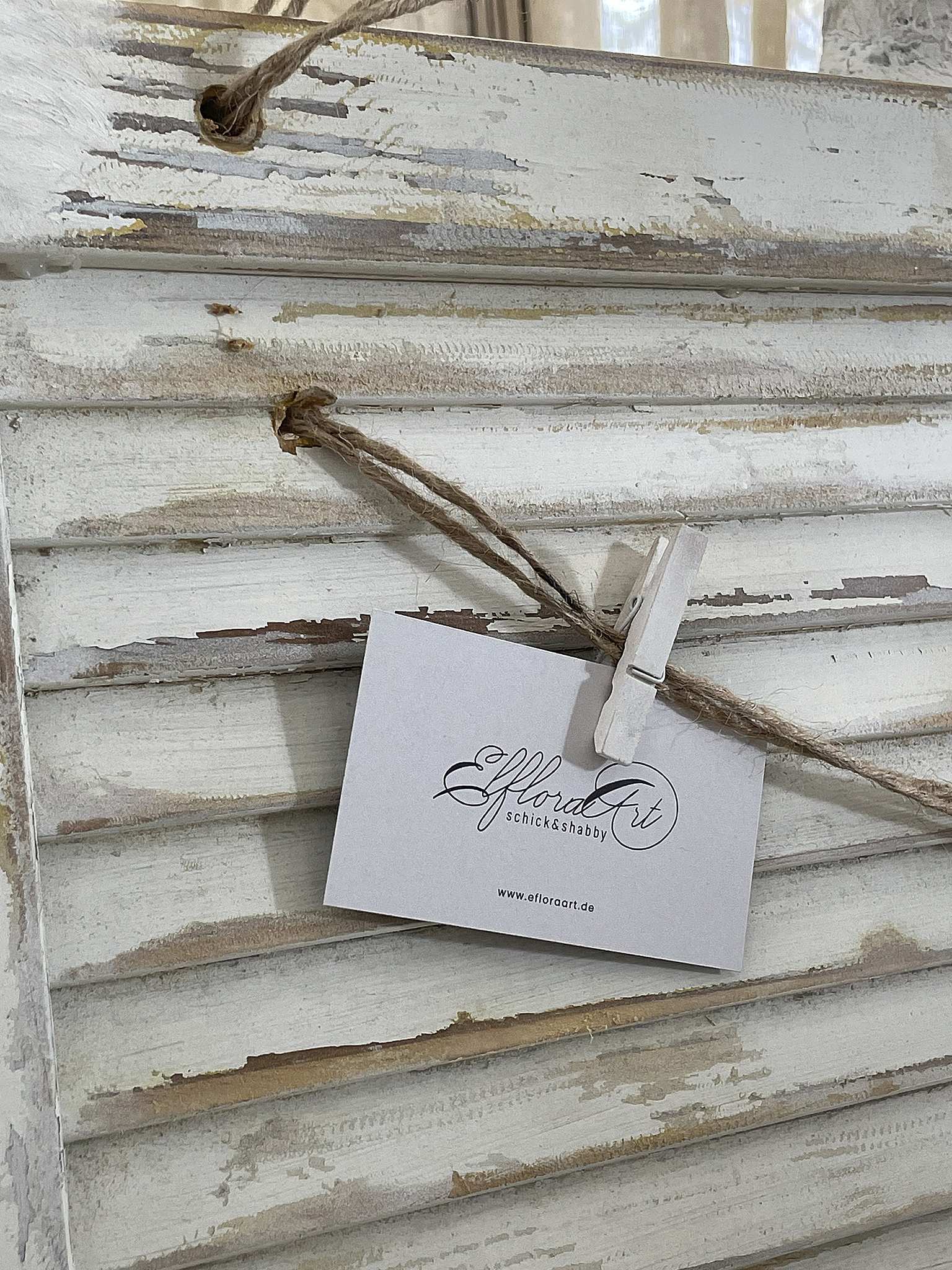 Shabby-Chic Holzrahmen in Weiß mit Etikett von EffloraArt