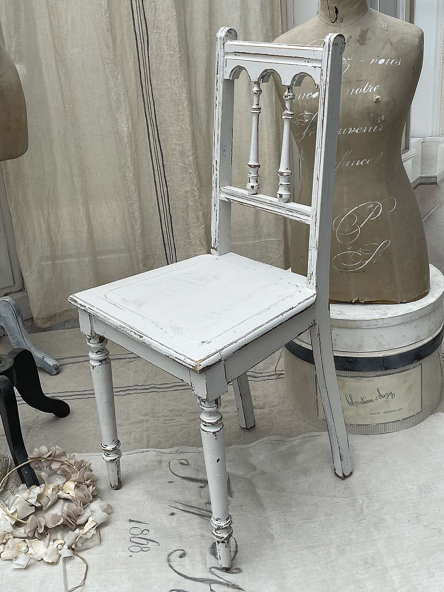 Antiker Shabby-Stuhl in hellen-creme-weiß***