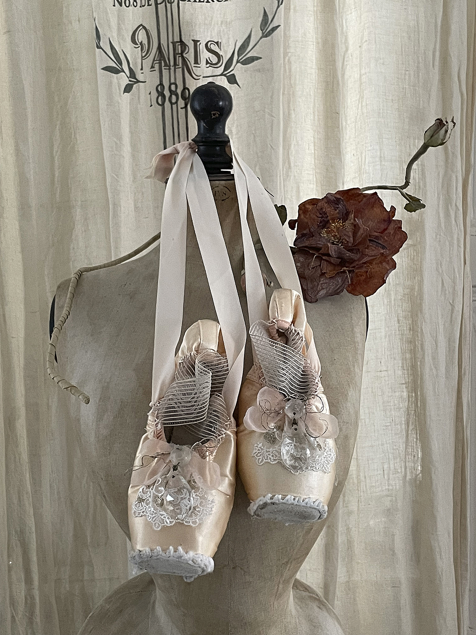 Alte Ballettschuhe mit antiken Kristallen***