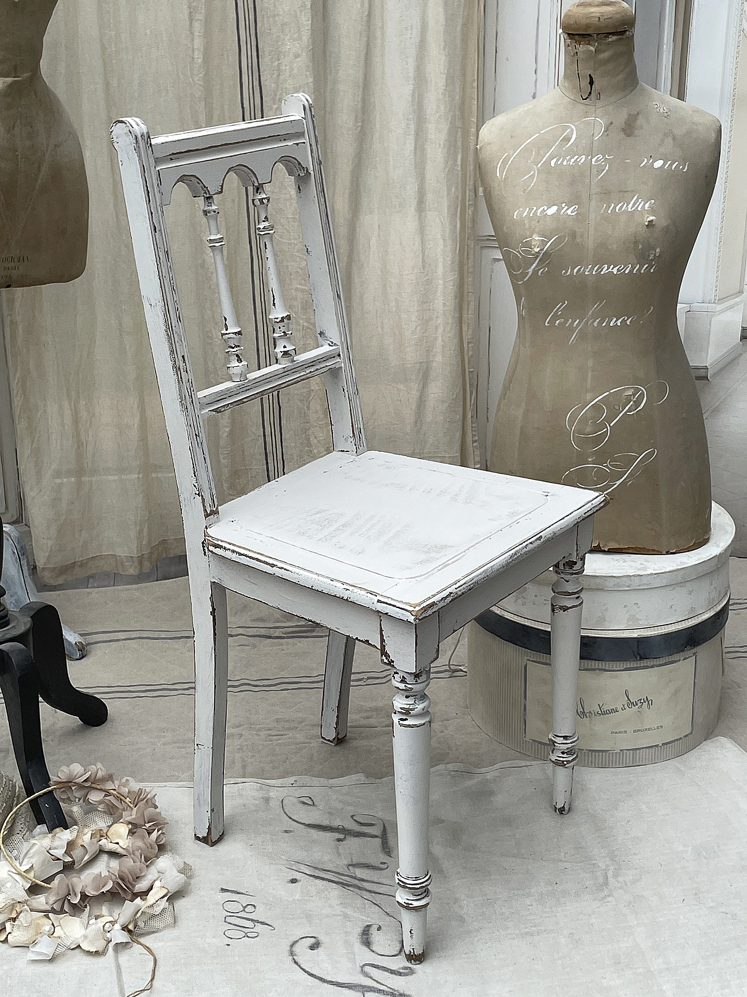 Antiker Shabby-Stuhl in hellen-creme-weiß***