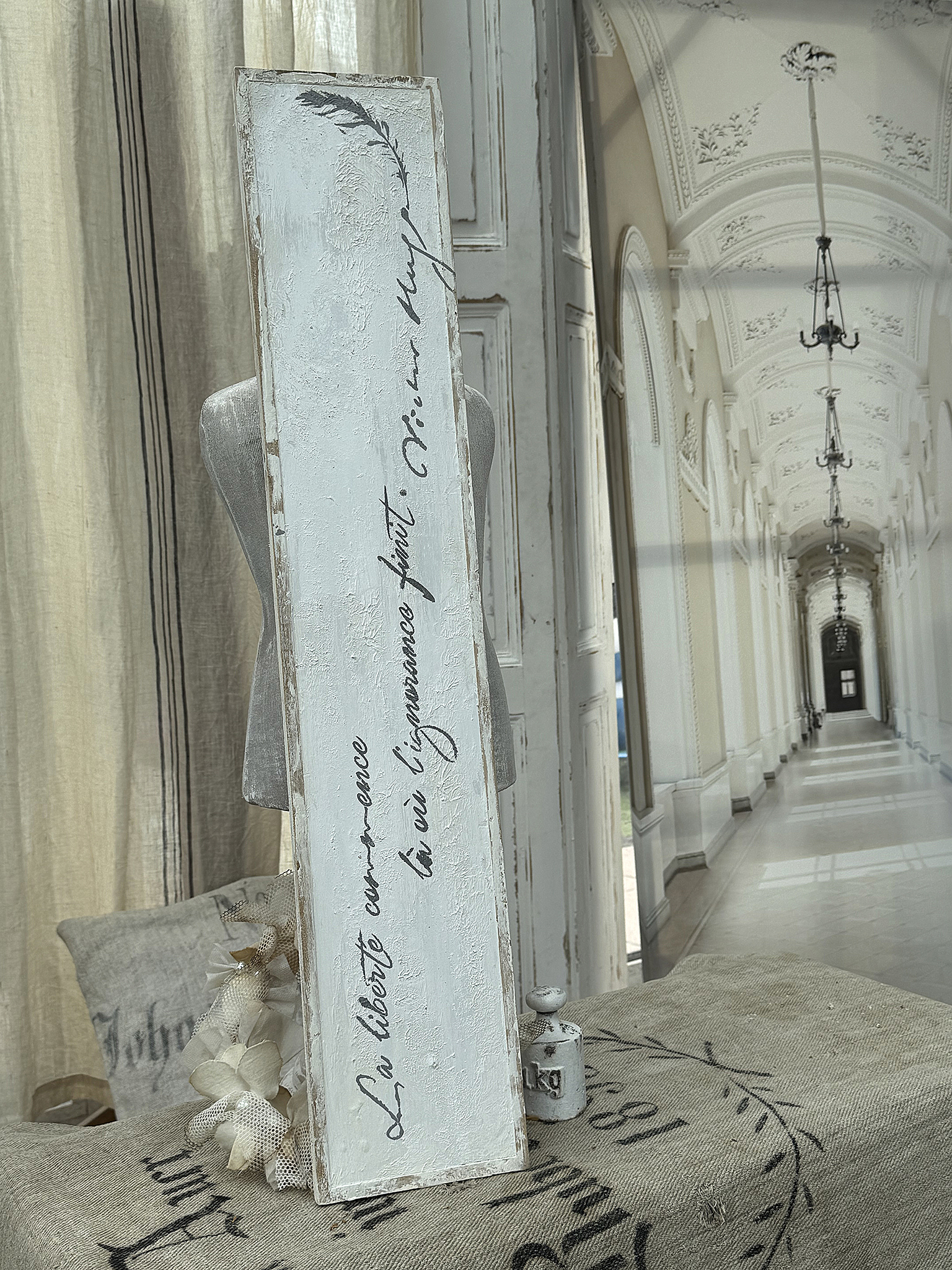 Holzschild mit dem französischen Spruch 'La liberté c'est un choix', dekorativ in einem eleganten Ambiente platziert.