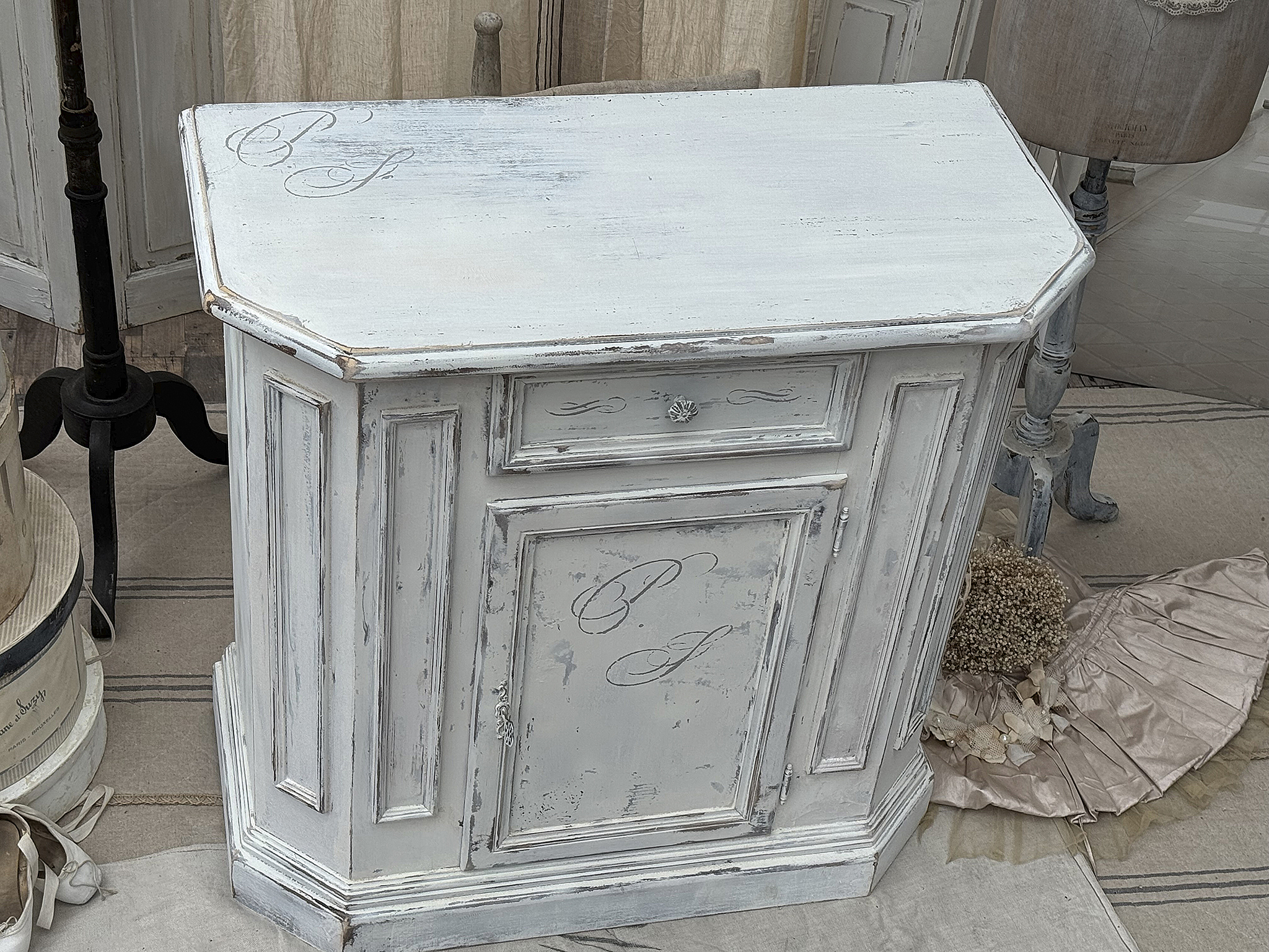 Alter Beistellschrank Shabby-pur