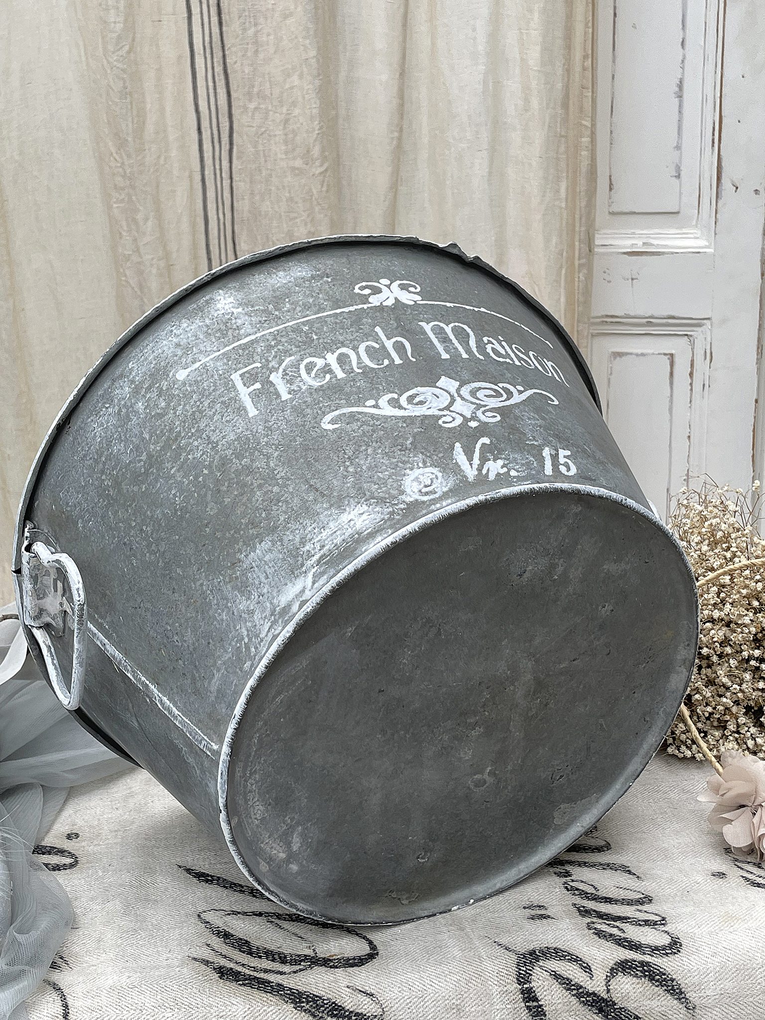 Deko-Eimer aus Metall mit dem Schriftzug "French Maison" und zarter Patina