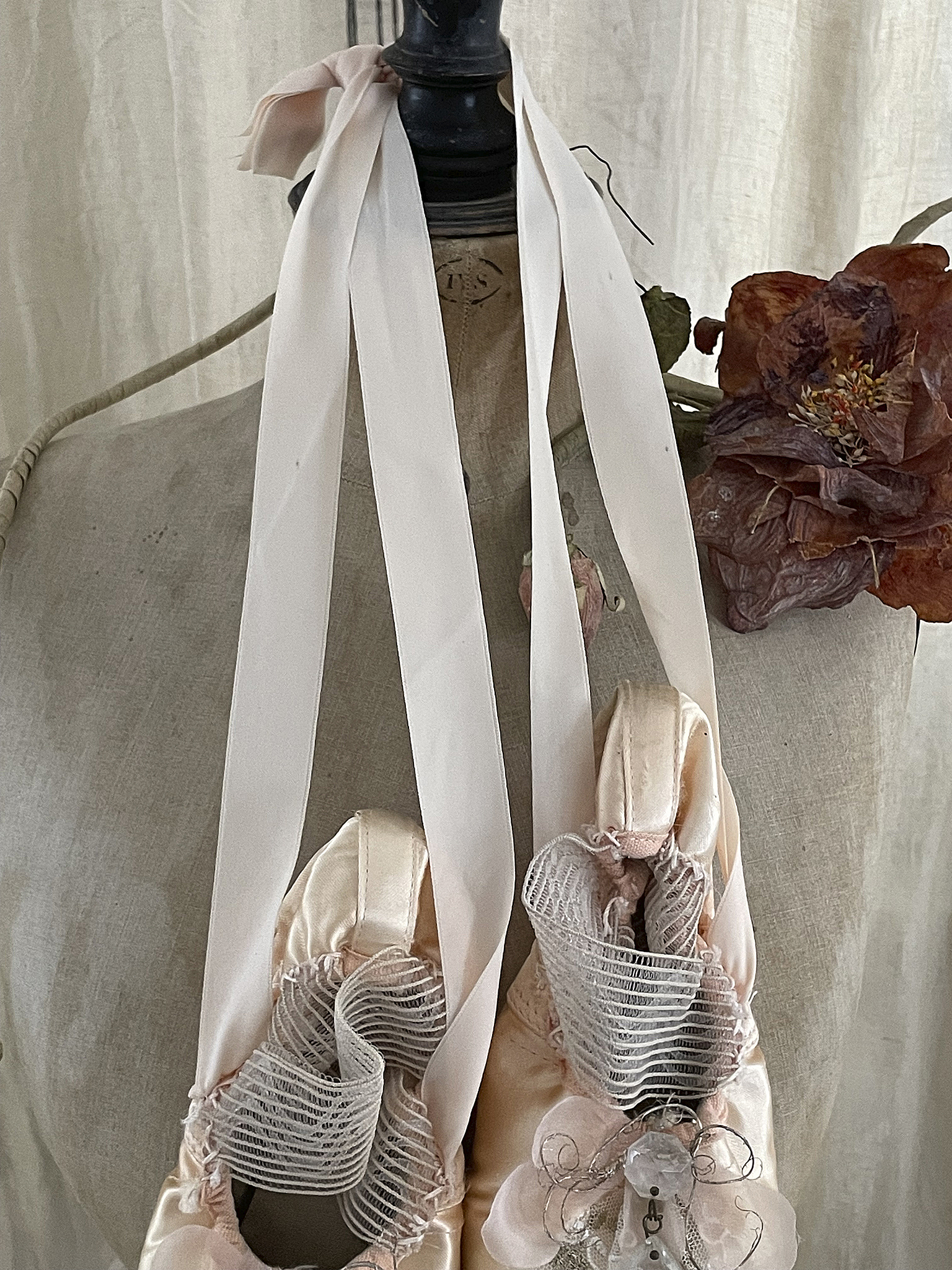 Alte Ballettschuhe mit antiken Kristallen***