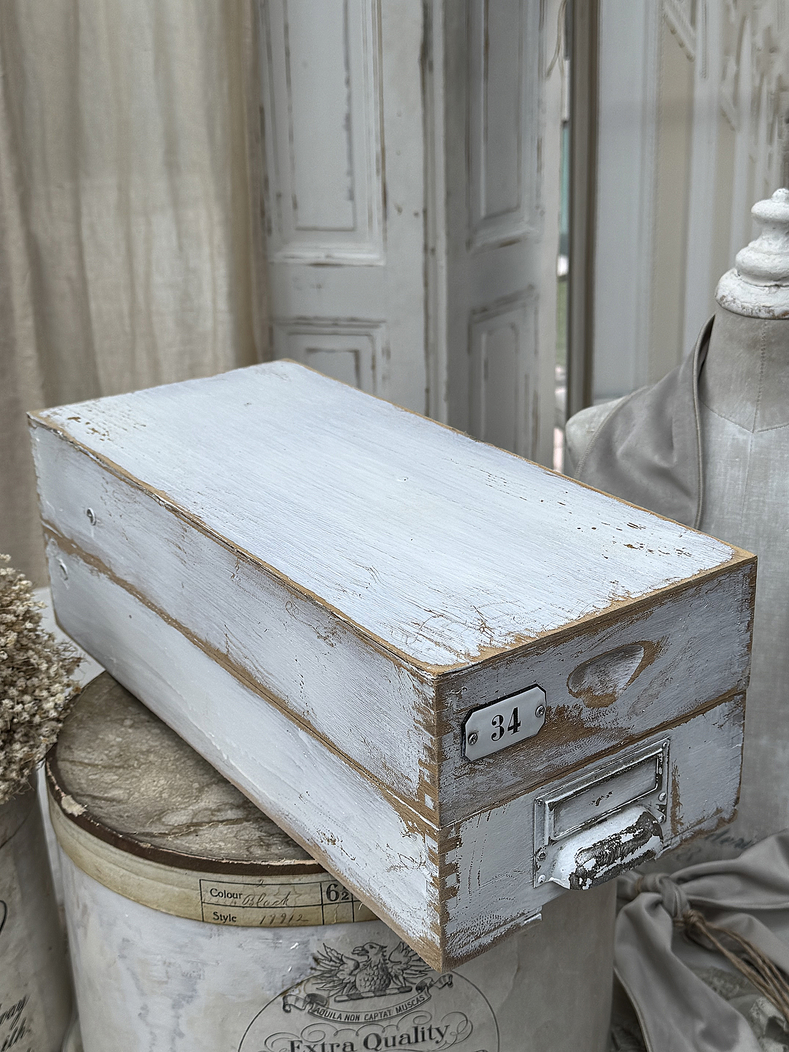 Vintage Holzbox in Hellblau mit Schublade und Nummer 34, dekorativ und im Shabby-Chic-Stil