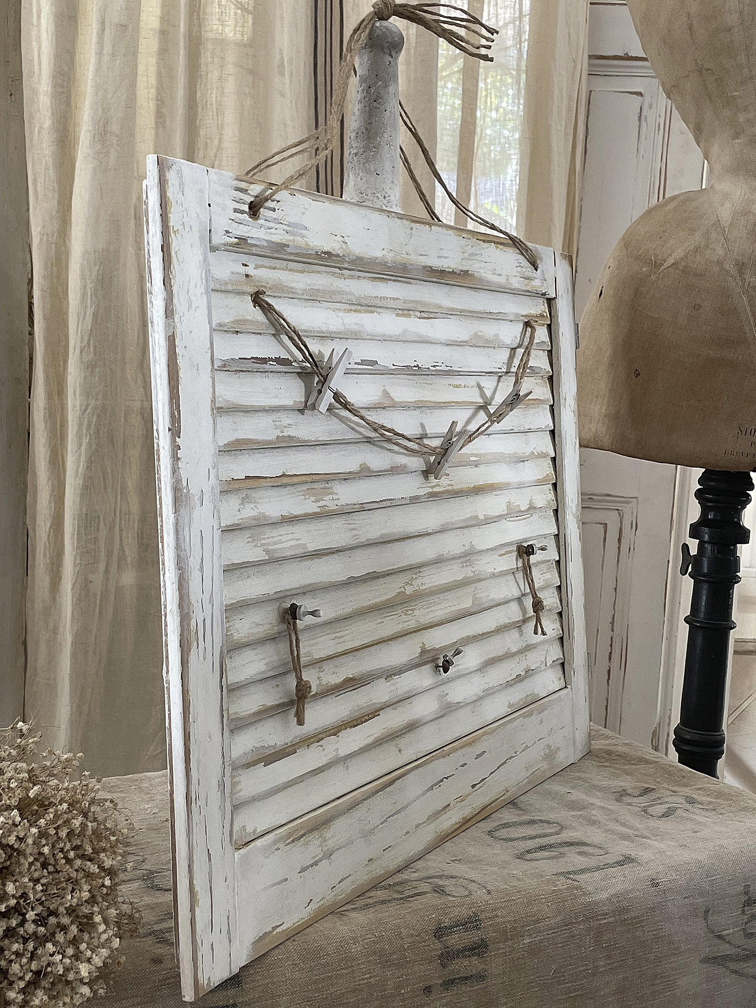 Shabby Chic Wandtafel aus Holz mit dekorativen Wäscheklammern und naturfarbenem Seil