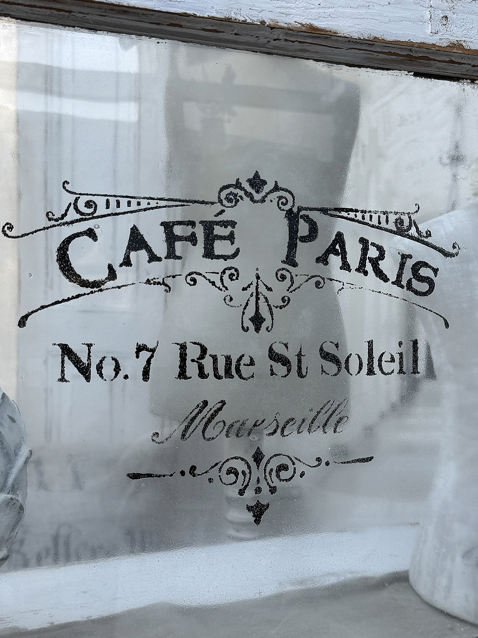 Süßes kleines Vintage Fenster Cafe Paris ***