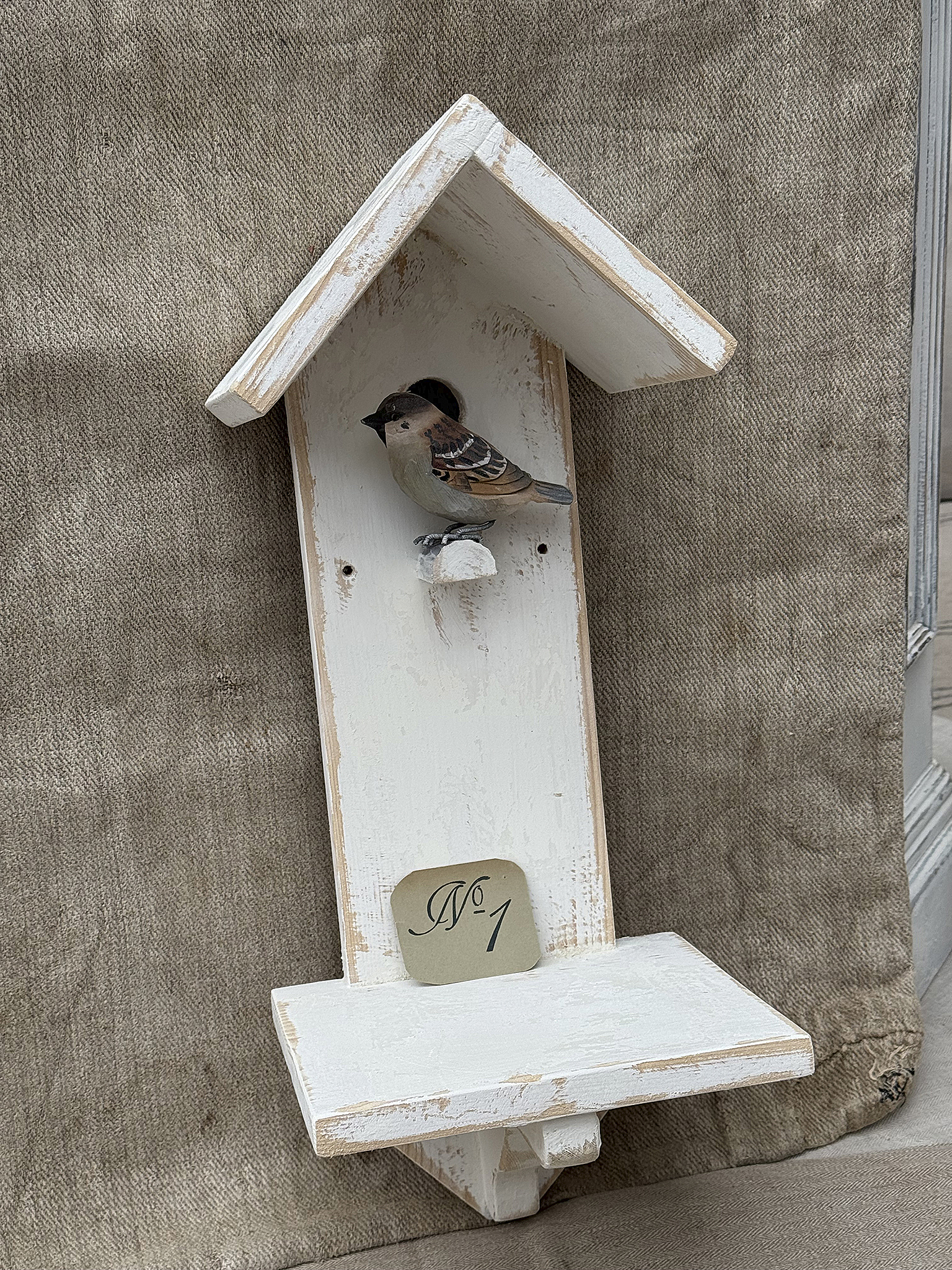 Vogelhaus mit Spatz aus Holz, dekorativ gestaltet, Nummer 1